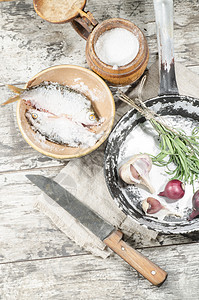 两条蟑螂鱼在陶瓷碗里 加上盐静物风格烹饪洋葱薰衣草复古动物摄影平底锅厨房图片