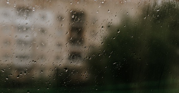 玻璃上滴下雨水反射风暴窗户宏观液体水滴雨滴天气流动细雨图片