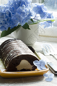 带薄荷和蓝莓的巧克力蛋糕面包食物糕点绣球花小吃盘子奶油美食馅饼静物图片