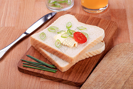 用黄瓜奶油和樱桃西红柿做面包 健康的早餐概念图片