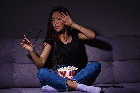 亚裔妇女看电视和吃爆米花玉米盒子电影震惊闲暇情感女士休息学生快乐图片