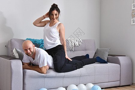 家庭情侣在沙发上笑着拥抱房间成人乐趣幸福男朋友男人女士男性微笑女性图片