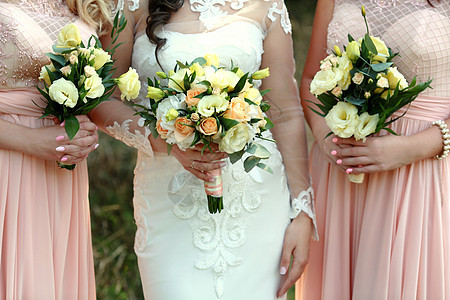 新娘和伴娘手握着结婚花束的新娘和伴娘庆典牡丹婚礼装饰风格女孩女士花朵金发女郎婚姻图片