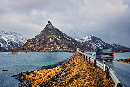 挪威有桥梁的公路观光季节岩石悬臂峡湾旅游风景海洋山脉运输图片