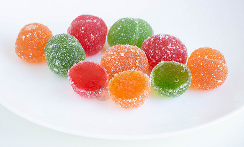 红色 绿色和黄色的果冻立方体堆在白板上 白色背景糖果宏观凝胶蔬菜软糖食物水果明胶甜点养分图片