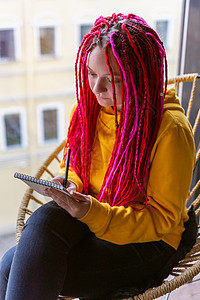 数字流浪者概念 女自由职业者在咖啡馆远程操作笔记本电脑 共同工作设计师讯息艺术家网络女孩社会标准辫子粉色女士图片