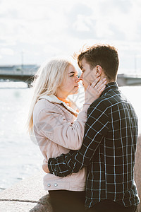 男孩温柔地看着女孩 想要亲吻 一对年轻夫妇站在一起拥抱 青少年爱情和初吻的概念 男人和女人的真挚感情 城市 海滨 垂直的女士夫妻图片