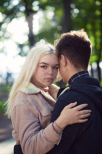 女孩头顶着头 在秋天公园的爱情 青少年情侣关系的概念图片