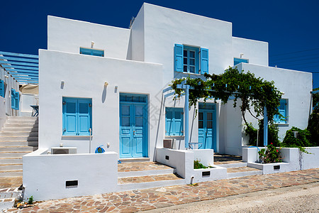 传统的希腊传统建筑房屋漆白白色 有蓝色门和窗帘的玻璃细节街道出口窗户建筑学村庄百叶窗入口图片