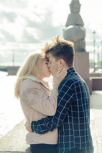 男孩温柔地看着女孩 想要亲吻 一对年轻夫妇站在一起拥抱 青少年爱情和初吻的概念 男人和女人的真挚感情 城市 海滨 垂直的女性男朋图片