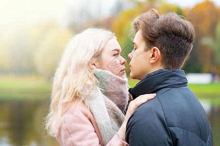 年青爱情概念 可爱的黑褐色男人年轻金发女孩幸福情感女朋友女士夫妻杯子女性咖啡成人男性图片