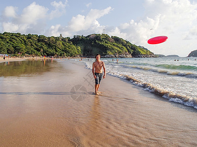 人正在普吉岛奈哈恩海滩玩飞盘 在户外闲暇活动乐趣男人海浪日光喜悦假期海滩游戏旅游娱乐图片