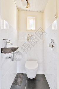 一个黑色和白色的小浴室 黑白风格的图片