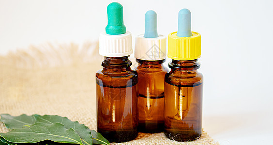 茶树在小瓶子里的必要油 有选择的焦点芳香产品皮肤身体草本植物药品液体沙龙玻璃洗澡图片