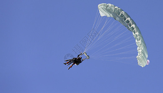 蓝天和白云对面有白色降落伞树冠的天空潜水器 近距离接近乐趣天空飞人天篷危险肾上腺素运动冒险闲暇团队图片