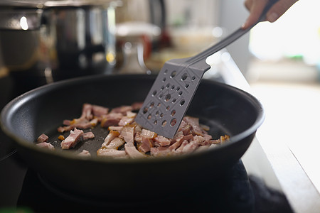 火锅上烤火腿或培根切片 早餐或晚饭煎肉图片