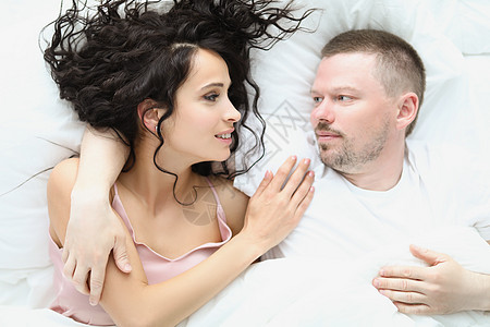 可爱的一对夫妇早上在床上拥抱 家庭安居乐业 享受躺在床上图片