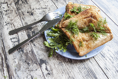 蓝色盘子上的三明治 在旧木制桌子上摄影木头小吃面包油炸午餐生活早餐产品小麦图片