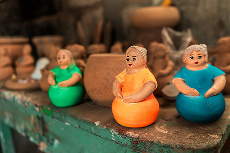 尼加拉瓜拉巴斯中心的工匠制作的粘土娃娃 文化和旅游的概念图片
