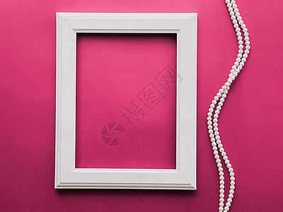 粉红背景的白色垂直艺术框架和珍珠首饰 作为平板设计 艺术品印刷或相册海报平铺画廊女士装饰摄影照片娘娘腔打印木头图片