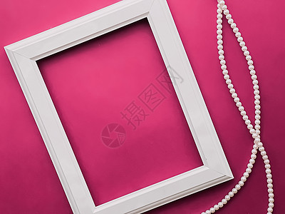 粉红背景的白色垂直艺术框架和珍珠首饰 作为平板设计 艺术品印刷或相册装饰海报项链画廊销售娘娘腔照片风格小样女士图片