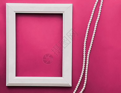粉红背景的白色垂直艺术框架和珍珠首饰 作为平板设计 艺术品印刷或相册打印平铺木头专辑画廊房子销售绘画女士小样图片