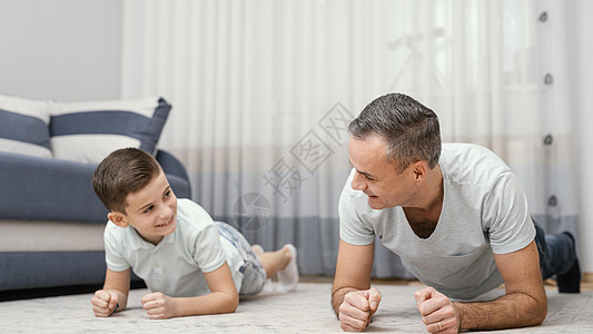 父亲和孩子在室内玩耍图片