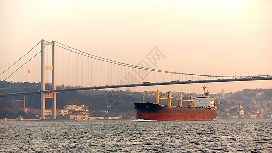 土耳其伊斯坦布尔Bosphorus号的一艘货轮海洋大部分货运港口蓝色油船天空商业进口货物图片