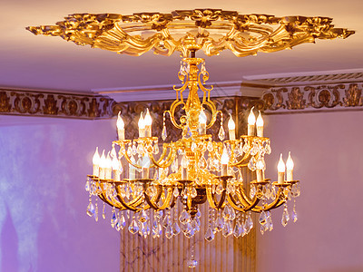 带有金色漩涡和看起来像蜡烛的电灯泡的豪华复古吊灯 大公众大厅的大灯古板的样式奢华灯光天花板火花玻璃民众照明魅力图片
