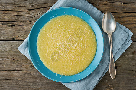 Polenta 粥和帕米桑奶酪 在旧黑木本底 顶层视野图片