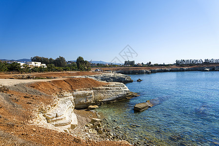 以白色岩石观察海滩的景象图片
