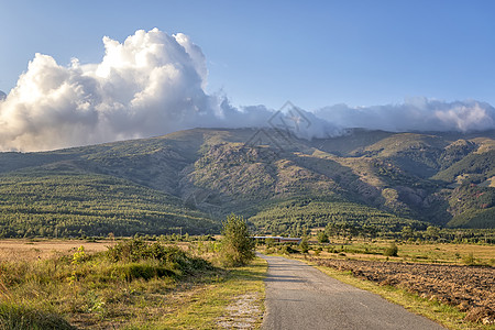 穿过山谷直通山峰的平坦路面图片