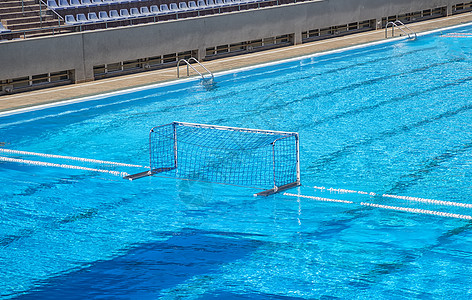 空的水球目标 水上运动器材 带白色框架和网的水球球门由基于游泳池的绳索和浮动浮标支撑图片