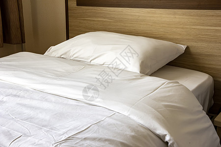 软枕头放在舒适的木床上 房内高清图片