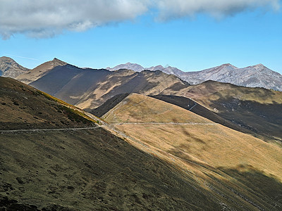 利古里安阿尔卑斯山的景观环境爬坡山峰全景季节山脉旅行岩石天空高山图片
