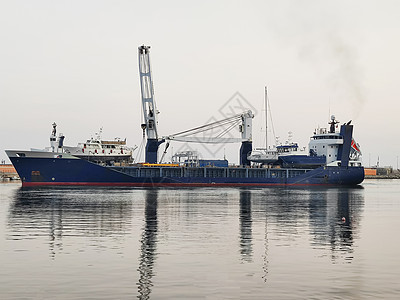 商业港口内的商船商船码头货物海岸线起重机血管天空加载出口贮存海港图片