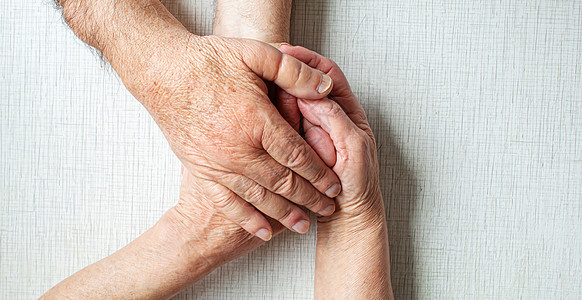 老年人各握一只手 有选择性的焦点机构老化家庭女性手指女士生活祖父母退休皮肤图片