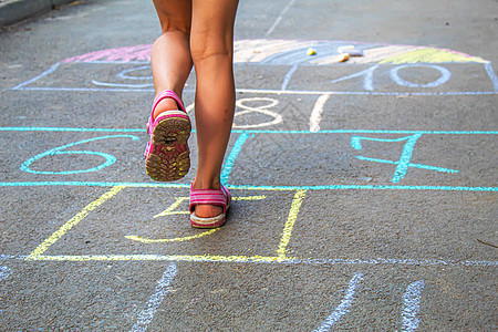 儿童在人行道上跳跃经典 有选择的焦点艺术数字闲暇乐趣地面学校女孩长方形游戏绘画图片