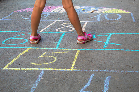 儿童在人行道上跳跃经典 有选择的焦点数字长方形孩子艺术院子童年头发活动路面沥青图片
