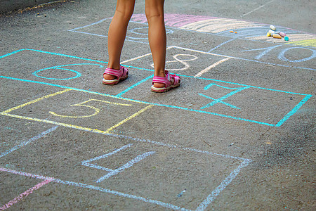 儿童在人行道上跳跃经典 有选择的焦点土地孩子活动闲暇乐趣数字沥青童年操场正方形图片
