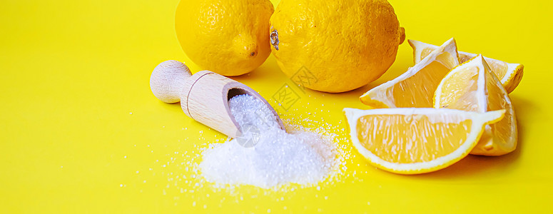 黄色背景的体积酸 有选择性地集中美食勺子味道生物化学品添加剂粉末化妆品香橼柠檬图片