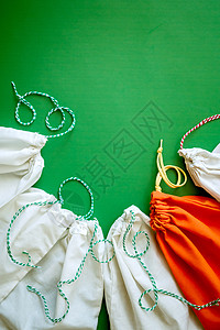 绿色背景下可再用棉袋中的零废废物产品纺织品生态购物配件环境网袋蔬菜浪费食物回收图片