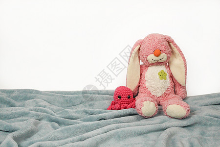 和粉红色针织章鱼的粉红小兔子玩具 还有粉红色条纹章鱼图片