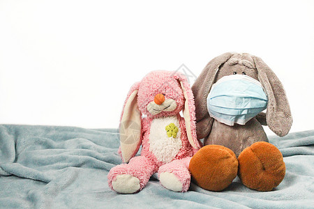 戴着面具的生病悲伤毛绒玩具 流感感冒病毒细菌 毛绒驴和粉色兔子玩具戴防护面具 防止冠状病毒概念图片