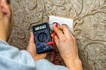 修理插座 插座 工具 电压测量装置 有选择的焦点承包商男人检查电路维修电工力量电缆专家插头图片
