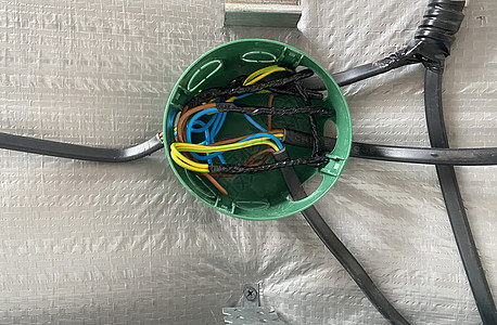 接合箱的电线 安装 由电工把盒子扭动技术连接器电压图表力量活力建造服务接线盒网络图片