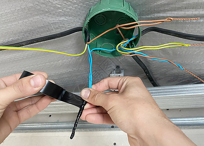 接合箱的电线 安装 由电工把盒子扭动电压接线插头电气图表接线盒活力工作网络金属图片