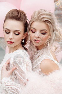两个漂亮的模特儿 化妆和白发型美容院女朋友粉色女孩沙龙黑发金发女郎大衣化妆品新娘图片