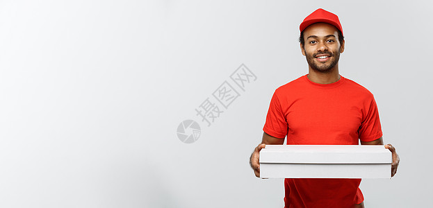 交付概念英俊的非裔美国人披萨运送者的肖像 孤立在灰色工作室背景上 复制空间手指工人男性男人职业经销商红色衣服邮递员工作图片