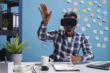 办公室员工在享受模拟游戏时佩戴虚拟现实头盔 吓人惊慌失措图片